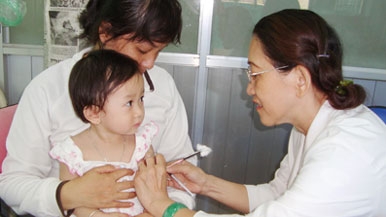 Tiêm vaccine phòng bệnh.